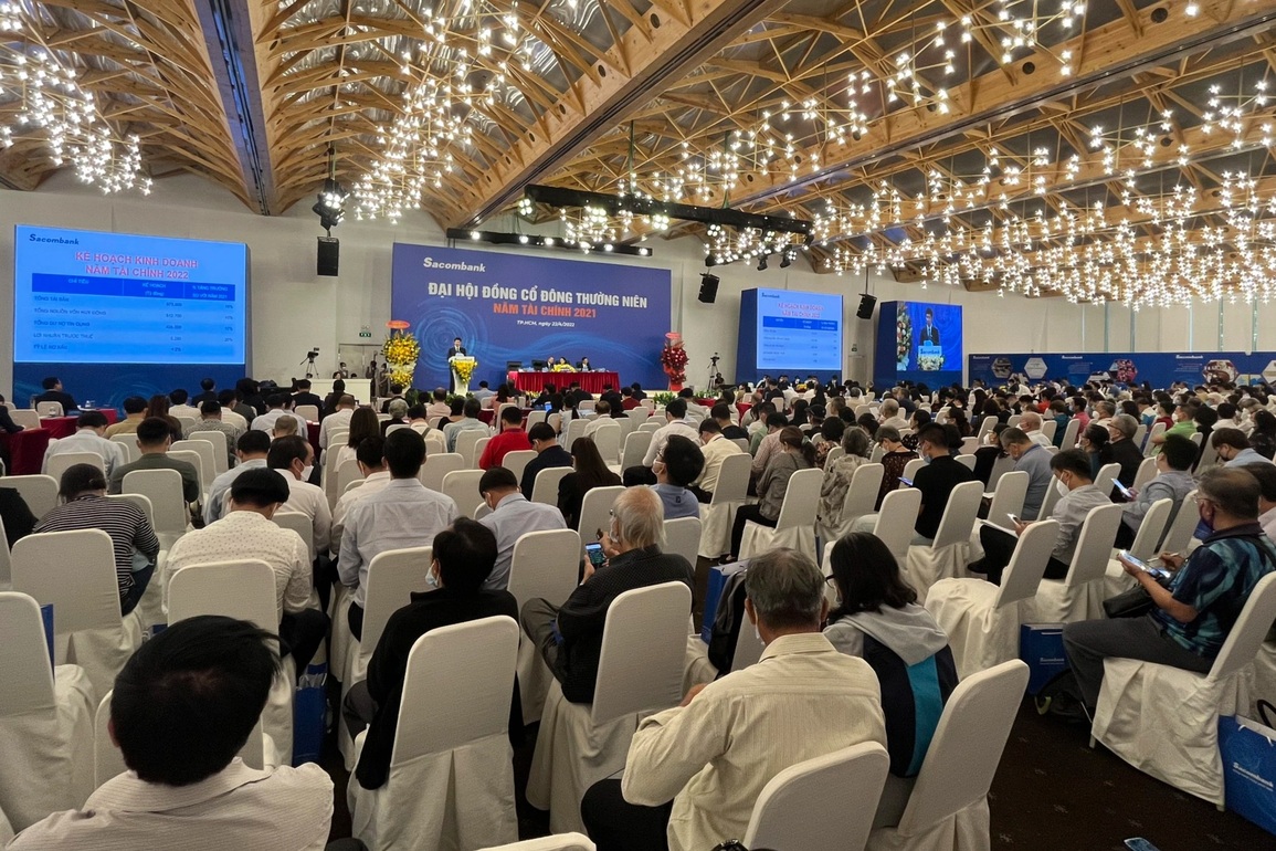 Ngân hàng chơi lớn: Cổ đông cứ đi họp là được nhận nửa chỉ vàng - 1 Ngân hàng chơi lớn: Cổ đông cứ đi họp là được nhận nửa chỉ vàng - 1