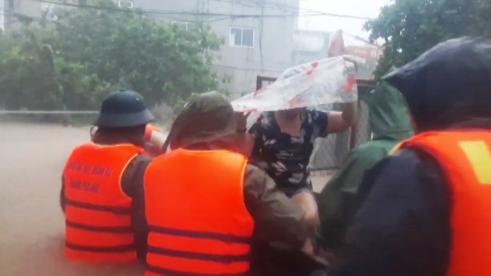 Công an thành phố Huế khẩn cấp cứu dân ra khỏi vùng lũ nguy hiểm - 1 Công an thành phố Huế khẩn cấp cứu dân ra khỏi vùng lũ nguy hiểm - 1