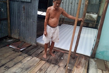 Dân hoang mang lo sạt lở bờ sông "nuốt" nhà