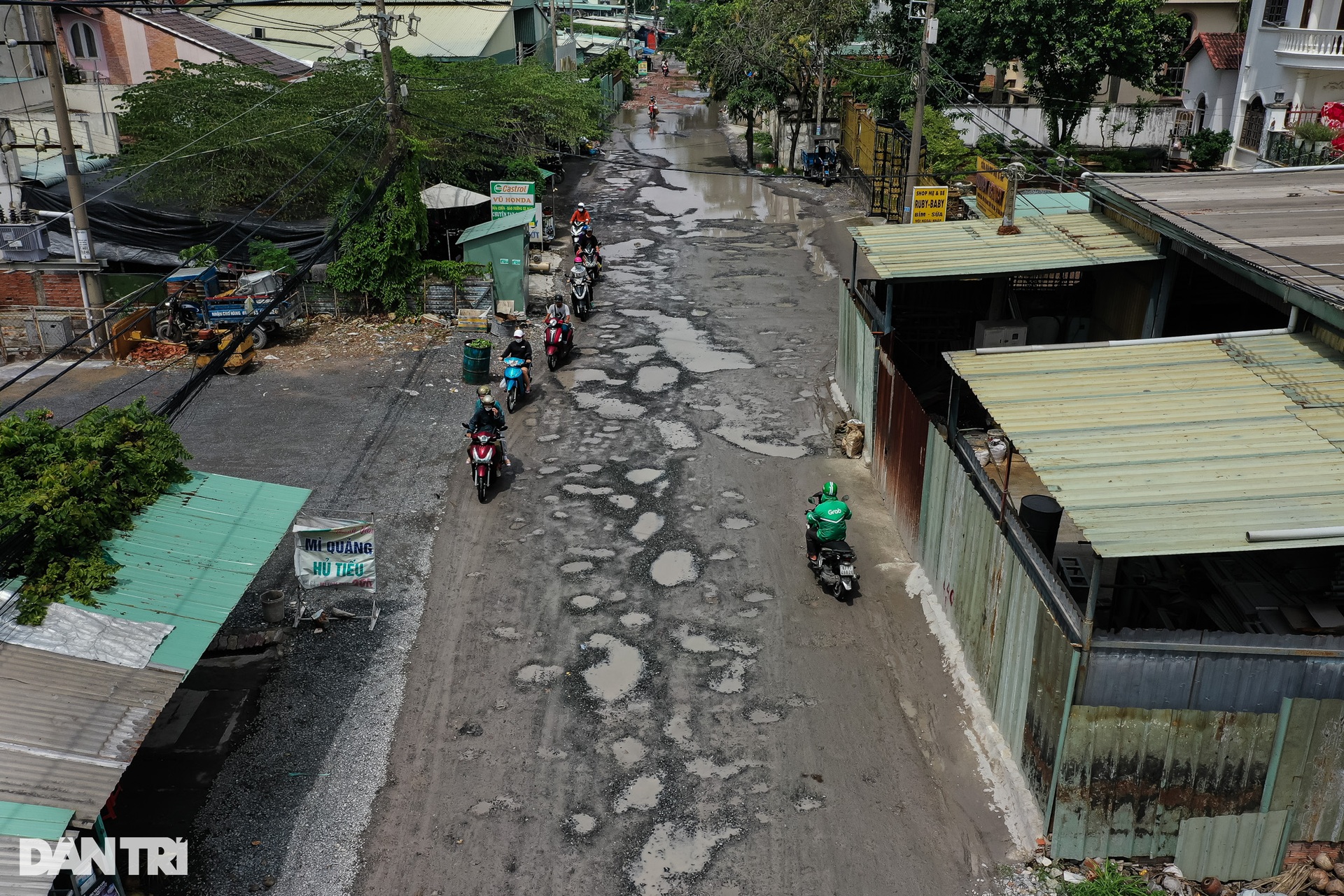 Con đường có hàng trăm ổ gà, hố bom khiến người dân ngao ngán ở TPHCM - 1 Con đường có hàng trăm ổ gà, hố bom khiến người dân ngao ngán ở TPHCM - 1