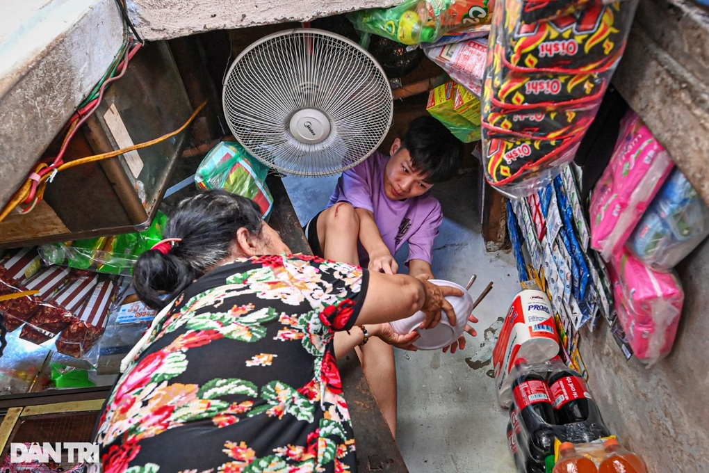 Chuyện đời buồn của gia đình ba thế hệ sống trong căn nhà 6m2 ở Hà Nội - 4 Chuyện đời buồn của gia đình ba thế hệ sống trong căn nhà 6m2 ở Hà Nội - 4