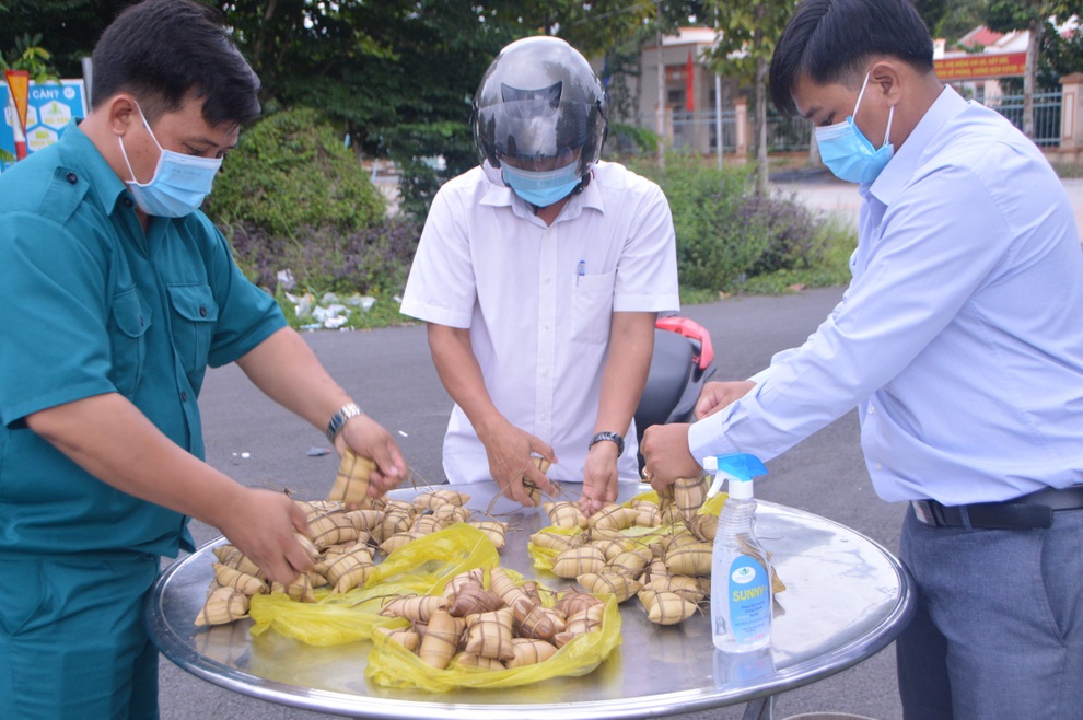 Sẻ chia với người dân về quê hộp cơm, chai xăng, bọc bánh - 2 Sẻ chia với người dân về quê hộp cơm, chai xăng, bọc bánh - 2