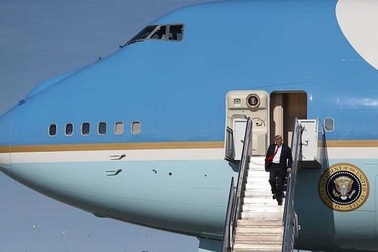Lý do ông Trump &apos;lệnh&apos; tháo hết ghế trên Không Lực Một