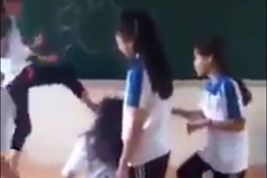 Nữ sinh Hà Nội bị nhóm bạn “cưỡi cổ” hành hung, xé áo ngay tại lớp học