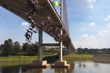 149 người mạo hiểm nhảy cầu lập kỷ lục thế giới