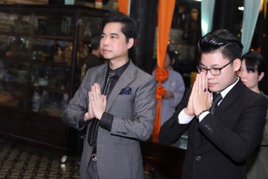 Ngọc Sơn làm lễ nhận Quán quân Thần tượng Bolero làm con nuôi tại chùa