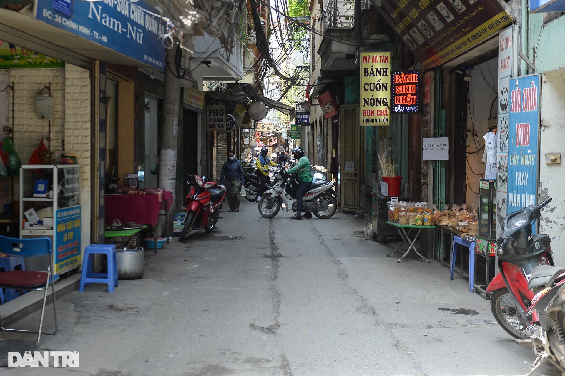 Phố Chính Kinh xuống cấp, người dân dùng chăn, quần áo vá ổ gà - 2 Phố Chính Kinh xuống cấp, người dân dùng chăn, quần áo vá ổ gà - 2