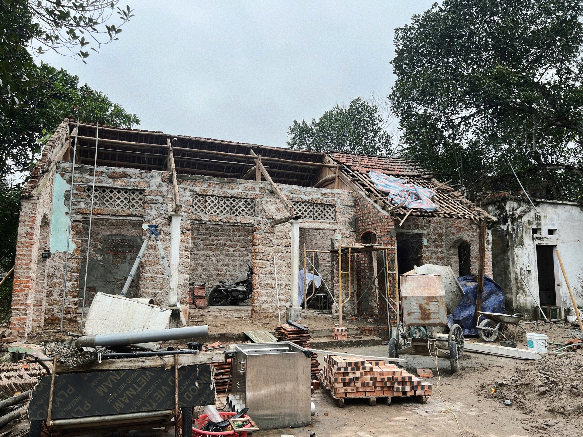 Căn nhà xây năm 1985 lột xác chỉ với 50 triệu đồng khiến hàng xóm trầm trồ - 2 Căn nhà xây năm 1985 lột xác chỉ với 50 triệu đồng khiến hàng xóm trầm trồ - 2