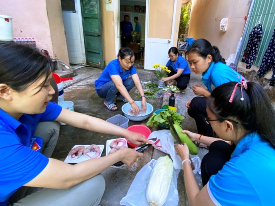 10.000 đoàn viên thanh niên thắp nến tri ân tại 105 nghĩa trang liệt sĩ - 7 10.000 đoàn viên thanh niên thắp nến tri ân tại 105 nghĩa trang liệt sĩ - 7