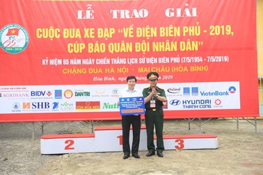 Quỹ “Vòng tay đồng đội” tiếp tục trao học bổng 100 triệu đồng cho học sinh nghèo vượt khó