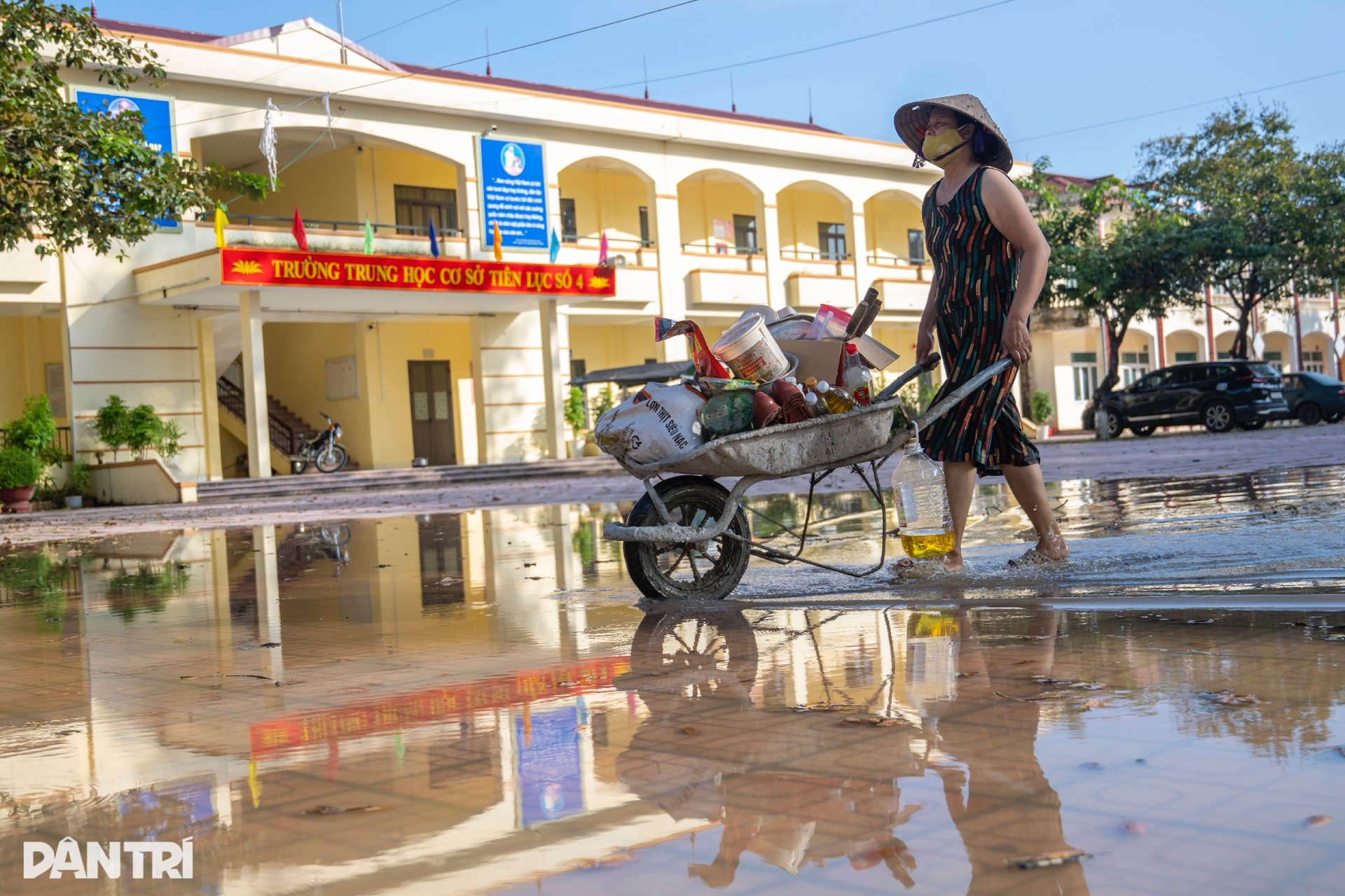 Hình ảnh Bắc Ninh ngập lụt chưa từng thấy, nước lũ dâng cao 3-4m - 13 Hình ảnh Bắc Ninh ngập lụt chưa từng thấy, nước lũ dâng cao 3-4m - 13