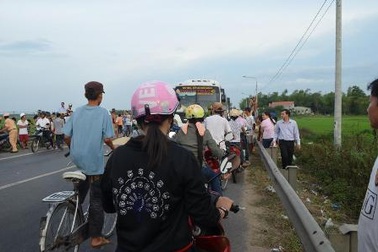 Xe container tông xe máy, 2 thanh niên thương vong