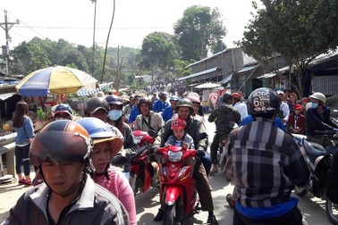 Cáp treo núi Cấm “nghẹt thở”, phí giữ xe tăng gấp 3 lần