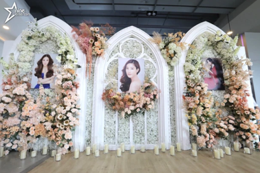 Tang lễ của Tangmo Nida: Bốn người bạn cùng thuyền tới dự