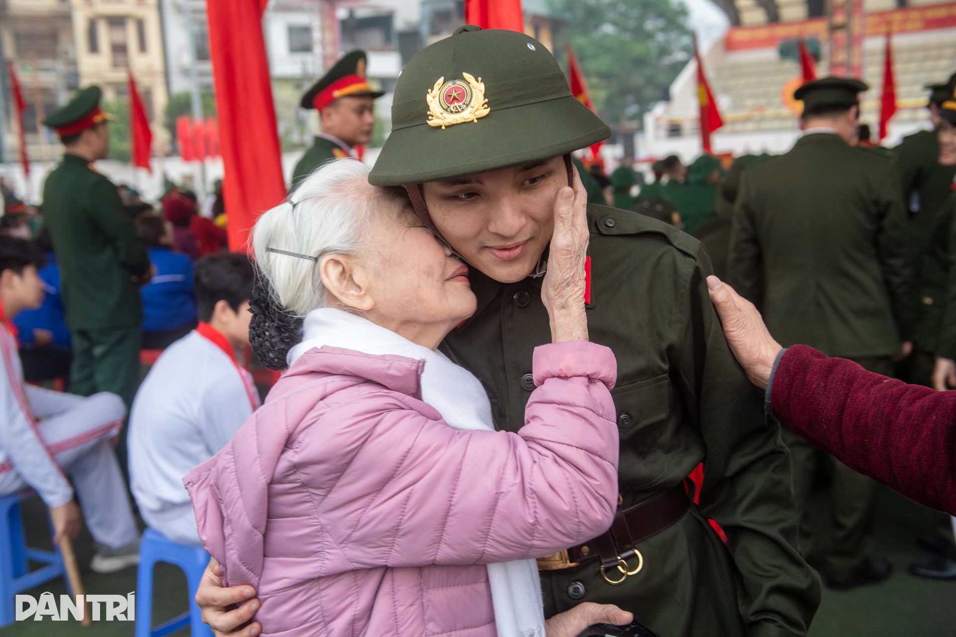 Thiếu nữ Hà Nội tiễn bạn trai nhập ngũ cùng lời nhắn em sẽ đợi anh về - 14 Thiếu nữ Hà Nội tiễn bạn trai nhập ngũ cùng lời nhắn em sẽ đợi anh về - 14