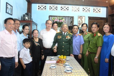 Bí thư Nhân thăm gia đình biệt động từng giấu 3 tấn vũ khí dưới nền nhà