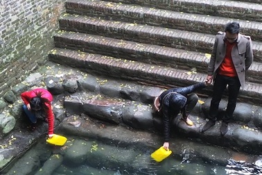 Phản cảm cảnh người dân uống nước giếng, ném tiền cầu may 