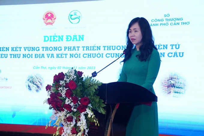 Bà Lê Hoàng Oanh - Cục trưởng Cục Thương mại điện tử và Kinh tế số phát biểu
