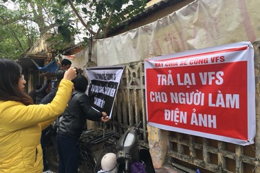 Nghệ sĩ Hãng Phim truyện căng băng rôn phản đối chuyện bị cắt lương, bảo hiểm