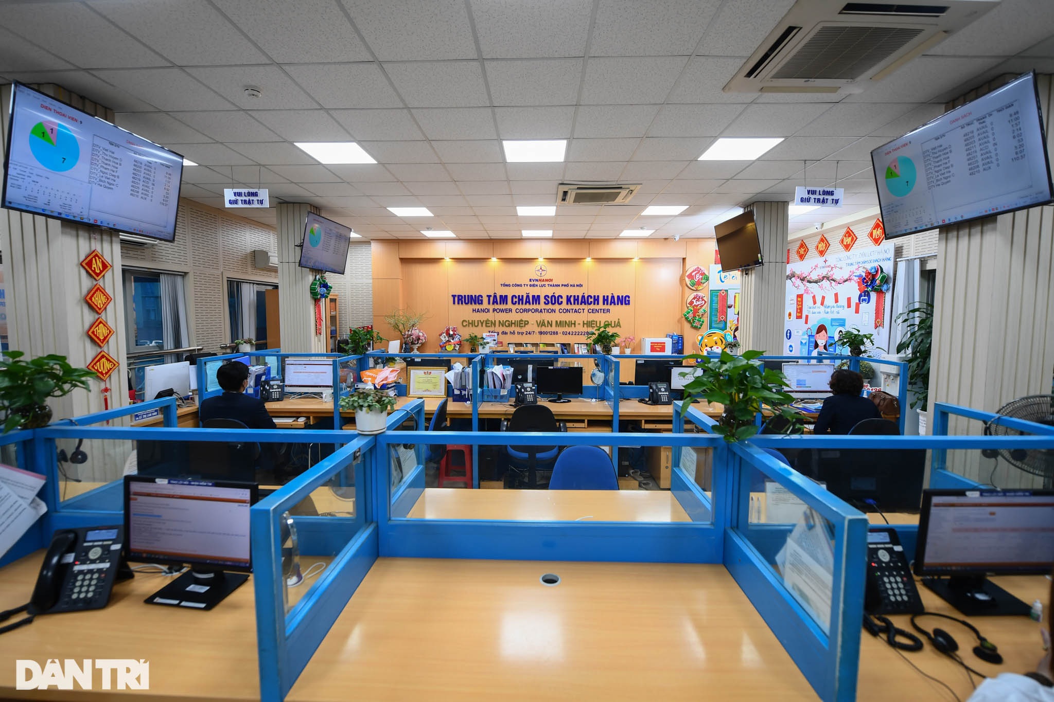 Theo chân công nhân điện lực trực xuyên Tết phục vụ người dân Thủ đô - 14 Theo chân công nhân điện lực trực xuyên Tết phục vụ người dân Thủ đô - 14