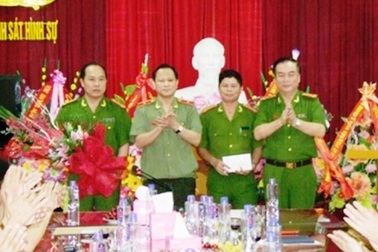 Thưởng nóng ban chuyên án điều tra vụ giết vợ chồng chủ tiệm cầm đồ