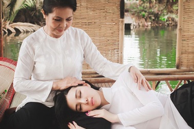 Á hậu Trà Giang khoe vẻ đẹp dịu dàng bên mẹ