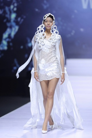 Quán quân Next Top Model 1,84m vấp ngã lại đứng lên bản lĩnh trên sàn diễn - 1