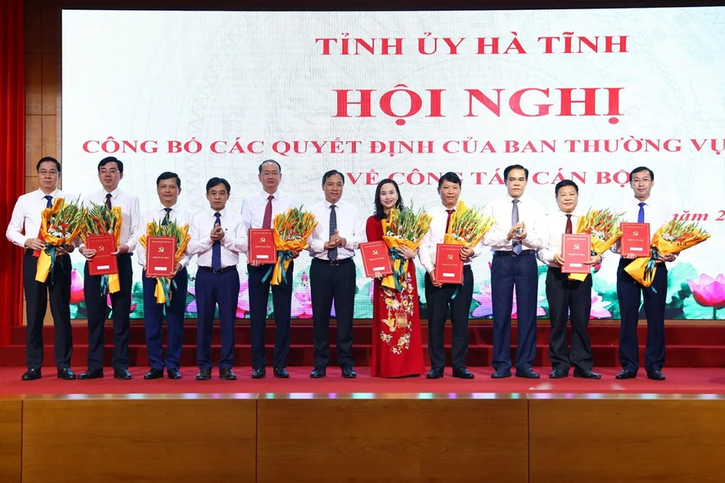 Hà Tĩnh điều động, luân chuyển hàng loạt cán bộ chủ chốt - 1 Hà Tĩnh điều động, luân chuyển hàng loạt cán bộ chủ chốt - 1
