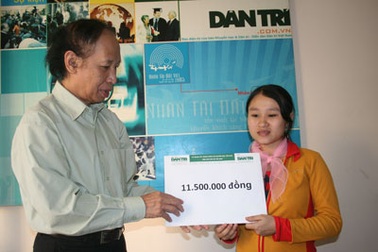 Trao 11,5 triệu đồng cho gia đình bé Cao Thanh Lâm