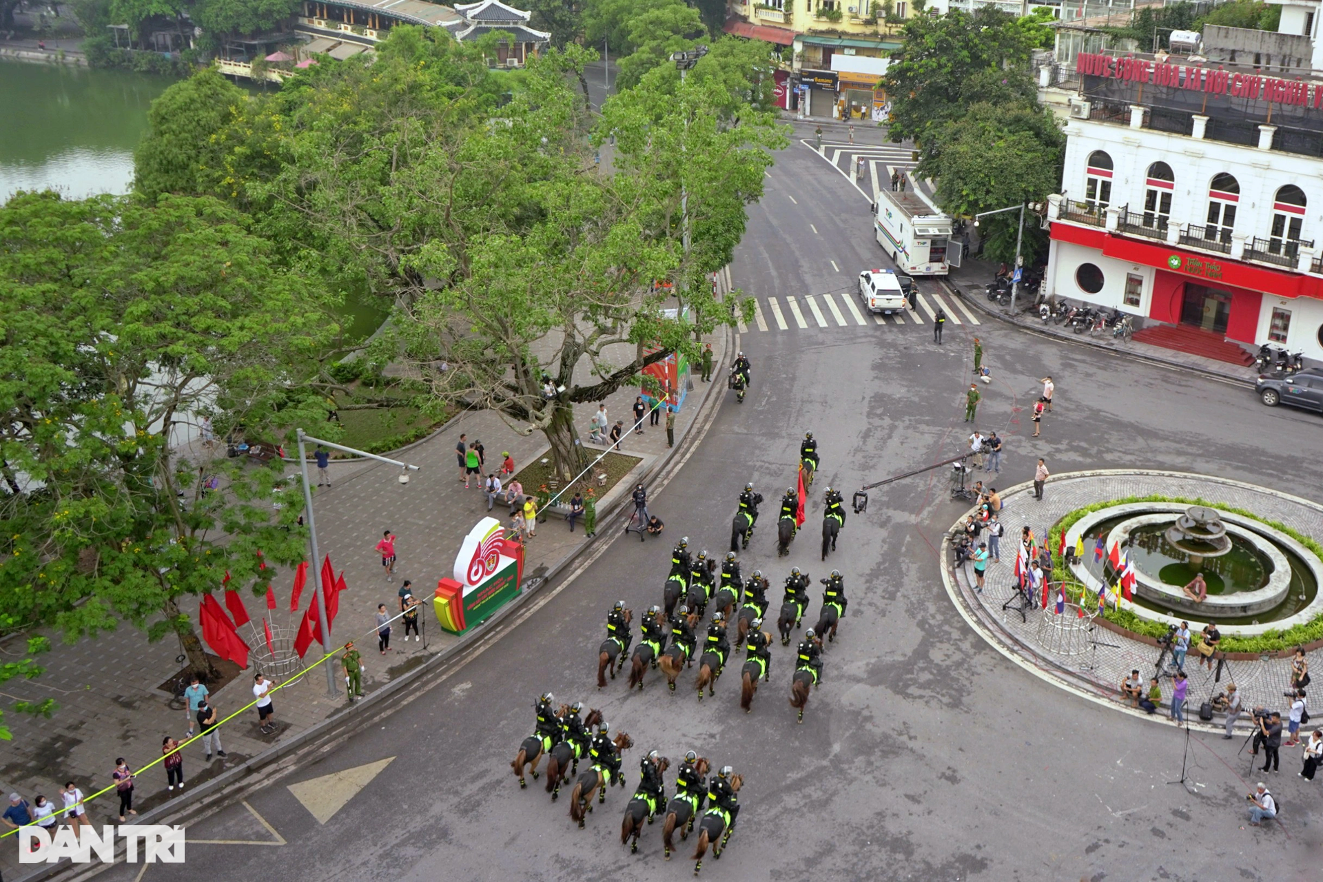 Mãn nhãn hình ảnh CSCĐ Kỵ binh diễu hành quanh phố đi bộ hồ Gươm - 16 Mãn nhãn hình ảnh CSCĐ Kỵ binh diễu hành quanh phố đi bộ hồ Gươm - 16