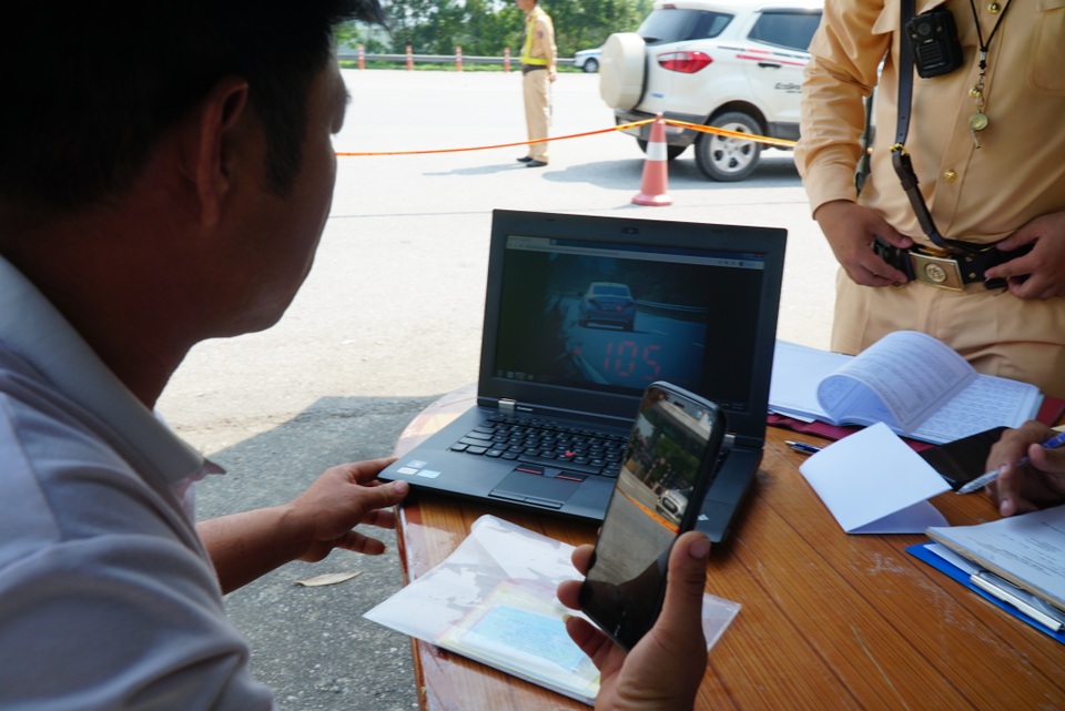 Cảnh sát triển khai mẫu test nhanh ma túy trên cao tốc Nội Bài - Lào Cai - 6 Cảnh sát triển khai mẫu test nhanh ma túy trên cao tốc Nội Bài - Lào Cai - 6