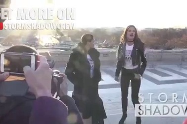 Dàn siêu mẫu đọ dáng bên tháp Eiffel