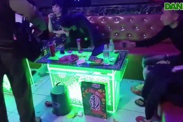 Xóa tụ điểm karaoke với nhiều khách phê ma túy xuyên đêm