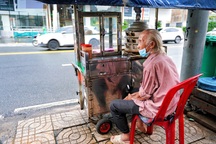 Xe bánh bao vắng khách của cụ ông U90 bỗng "hồi sinh" sau video của cô gái