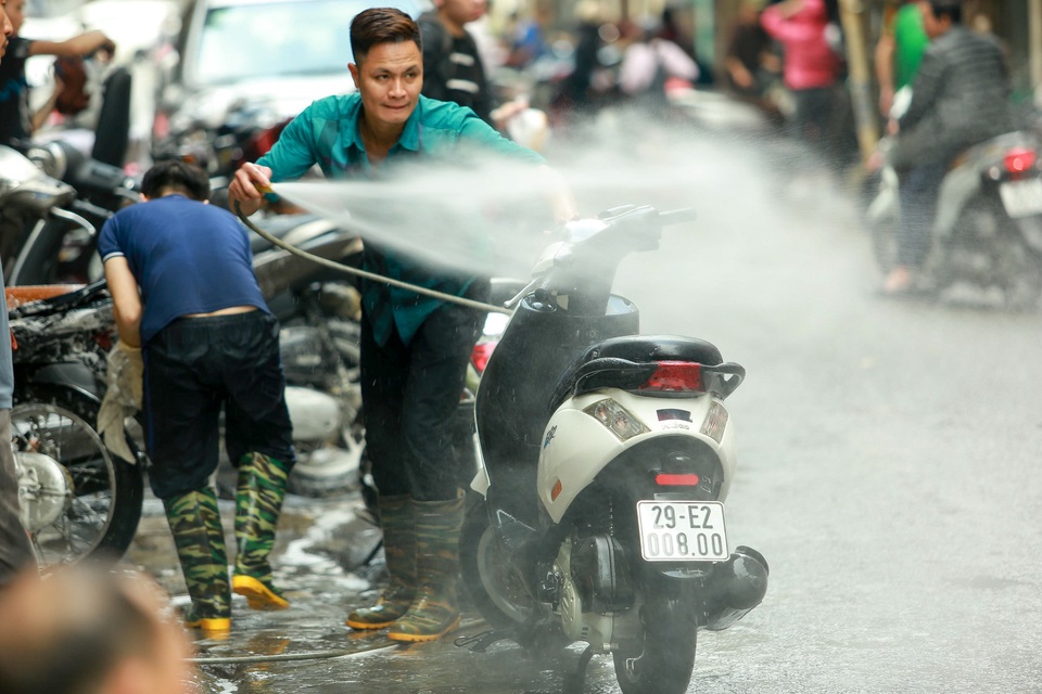 Hà Nội: Rửa xe 200 nghìn đồng/lượt, khách vẫn ùn ùn xếp hàng - 1 Hà Nội: Rửa xe 200 nghìn đồng/lượt, khách vẫn ùn ùn xếp hàng - 1