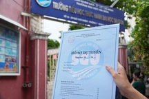 "Hóa giải" cảnh phụ huynh ở TPHCM xếp hàng xuyên đêm mua hồ sơ vào lớp 1