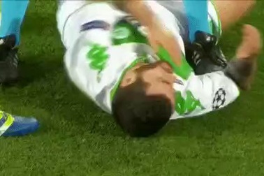 Hậu vệ Vieirinha bị gãy răng sau pha va chạm với Toni Kroos