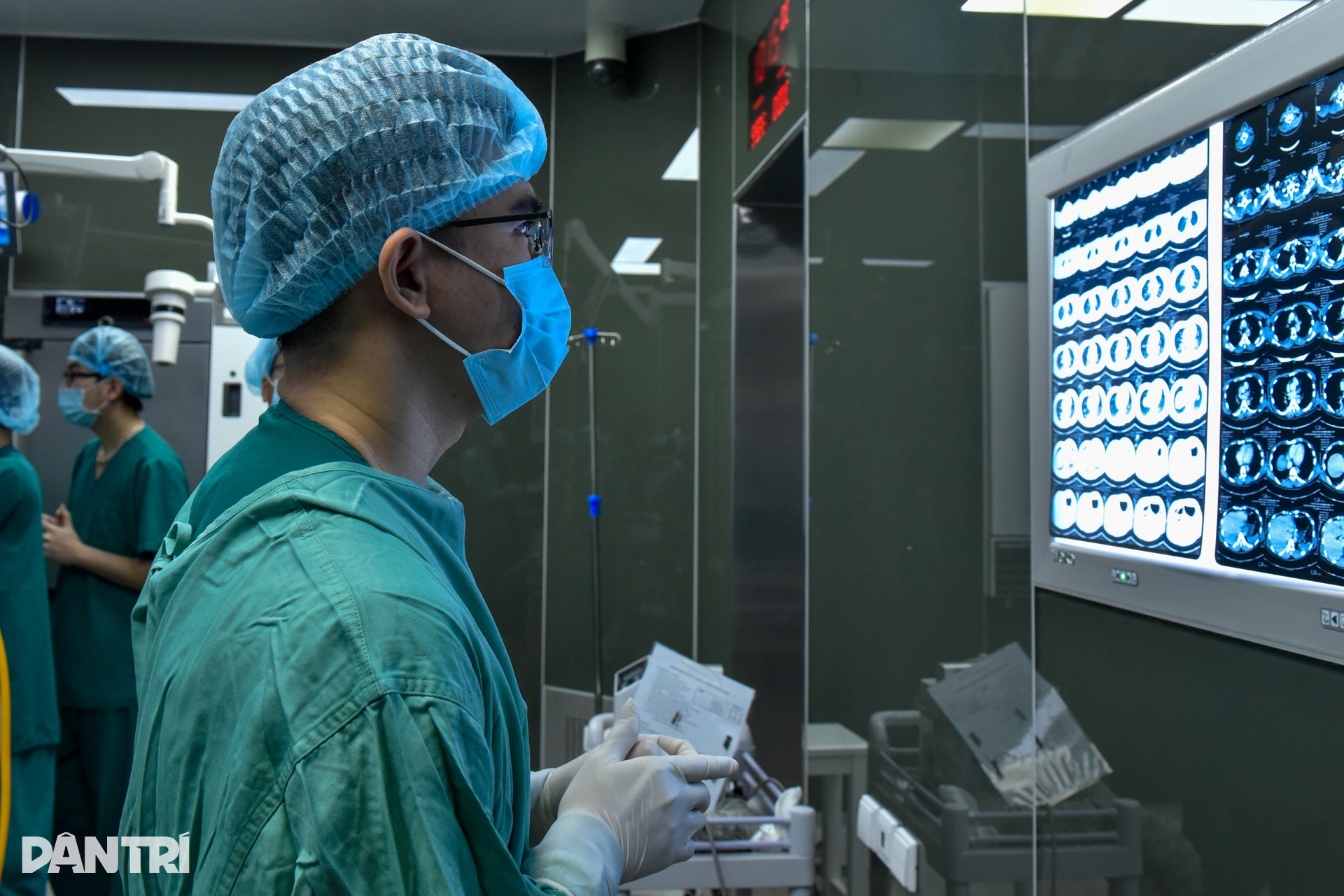 10 tiếng cân não để người đàn ông tái sinh 4 cuộc đời - 3 10 tiếng cân não để người đàn ông tái sinh 4 cuộc đời - 3