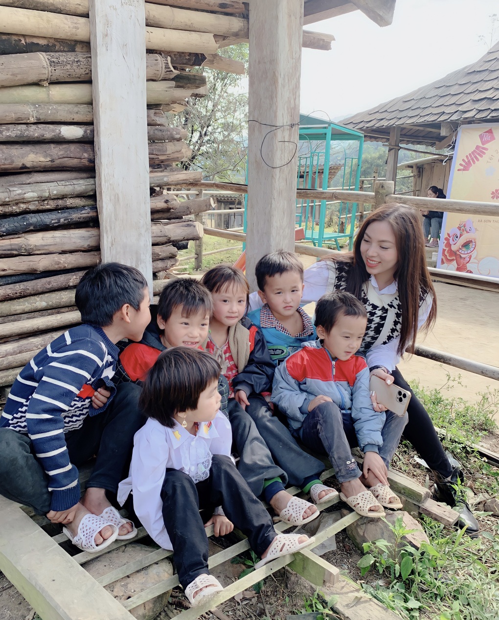 Á hậu Kathy Hương mang xuân ấm áp đến bản Mông biên giới - 6 Á hậu Kathy Hương mang xuân ấm áp đến bản Mông biên giới - 6