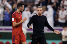 Phản ứng của HLV Đức và Tây Ban Nha sau trận hòa căng thẳng