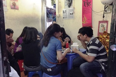 Vừa nhâm nhi ốc vừa thưởng thức… nhạc violin