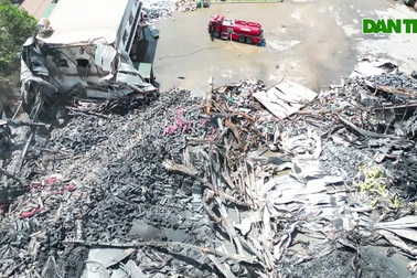 Tan hoang trong nhà xưởng rộng nghìn m2 bị "bà hỏa" thiêu rụi