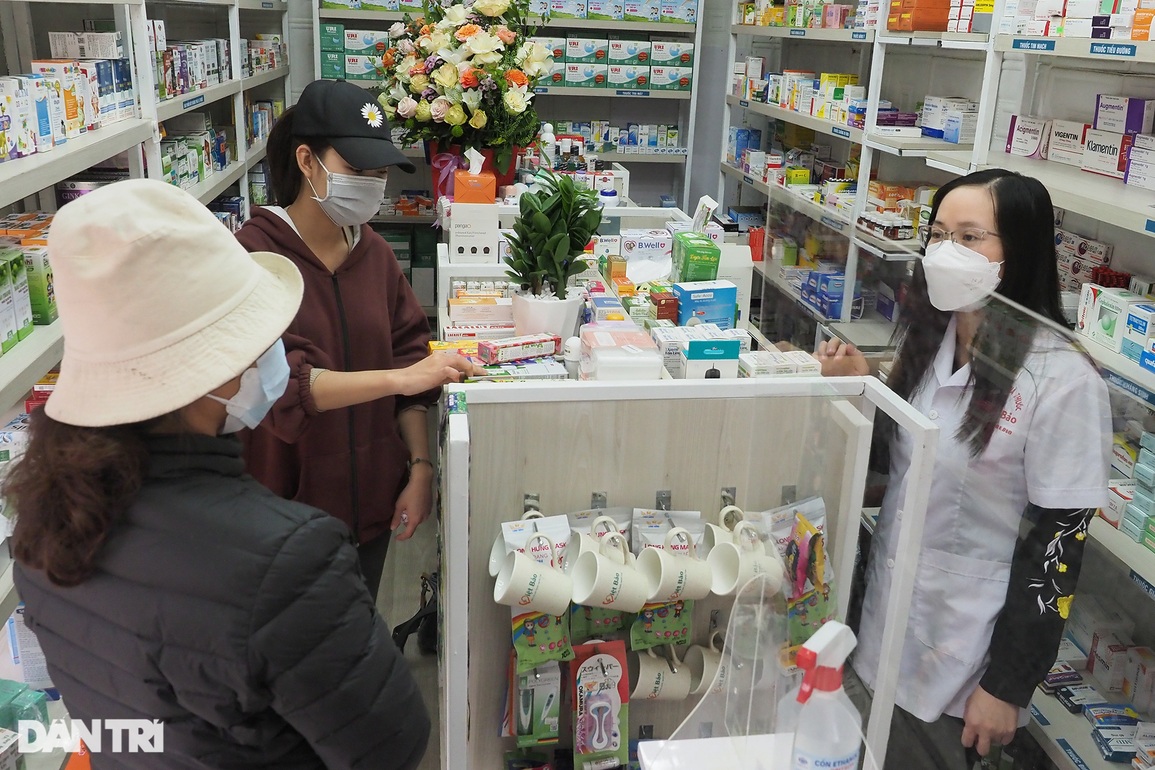 Người dân đổ xô đi mua kit test nhanh, các hiệu thuốc ở Hà Nội cháy hàng - 3 Người dân đổ xô đi mua kit test nhanh, các hiệu thuốc ở Hà Nội cháy hàng - 3