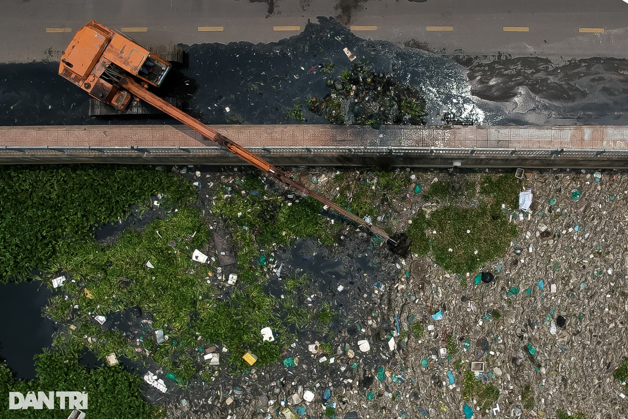Hàng trăm tấn rác tại Kênh Nước Đen ở TPHCM đã được dọn sạch - 4