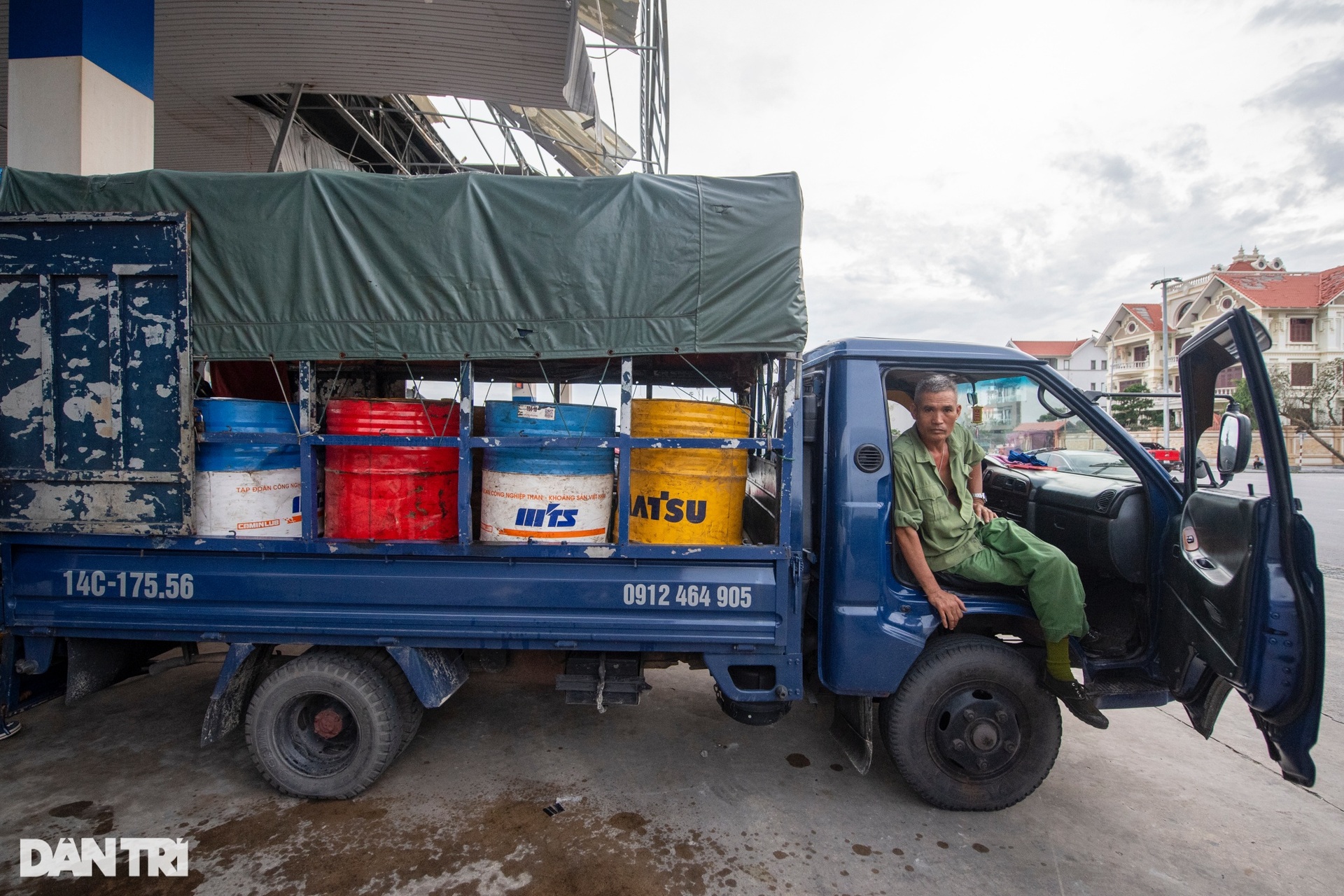 Hạ Long mất điện: Người dân mang thùng phi đi mua xăng dầu, sạc điện thoại - 5 Hạ Long mất điện: Người dân mang thùng phi đi mua xăng dầu, sạc điện thoại - 5