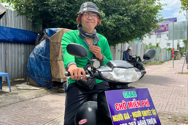 Cạn tiền đổ xăng, anh xe ôm "khùng" vẫn chở miễn phí hàng trăm người