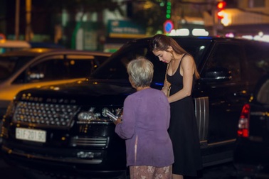 Hà Hồ lái xe đi ăn đêm với bạn