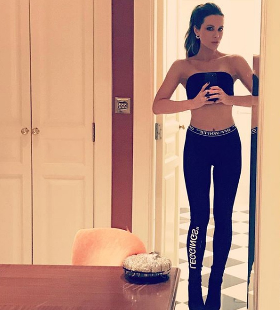 Sao U50 Kate Beckinsale hút hồn với áo tắm - 5 Sao U50 Kate Beckinsale hút hồn với áo tắm - 5