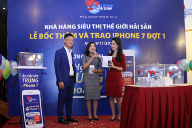 Ăn hải sản, trúng… Iphone7