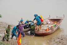 Đi bắt hến, người phụ nữ phát hiện quả bom nặng gần 230kg